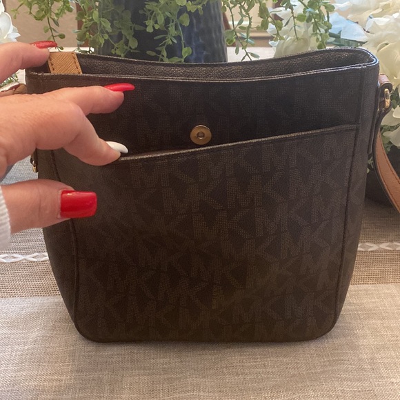 Michael Kors signature logo Crossbody - Picture 4 of 5